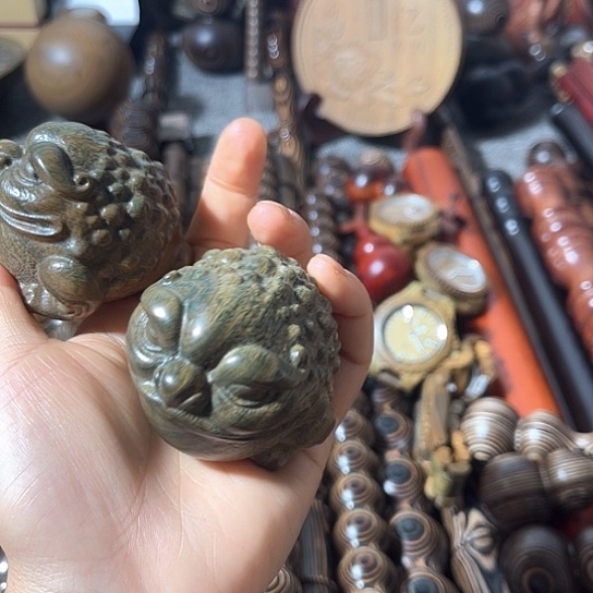 木绿檀金蟾摆件一对逗逗逗