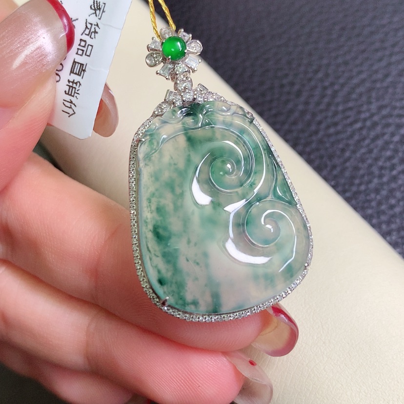 【闪购商品】翡翠18K金镶嵌颈饰如意