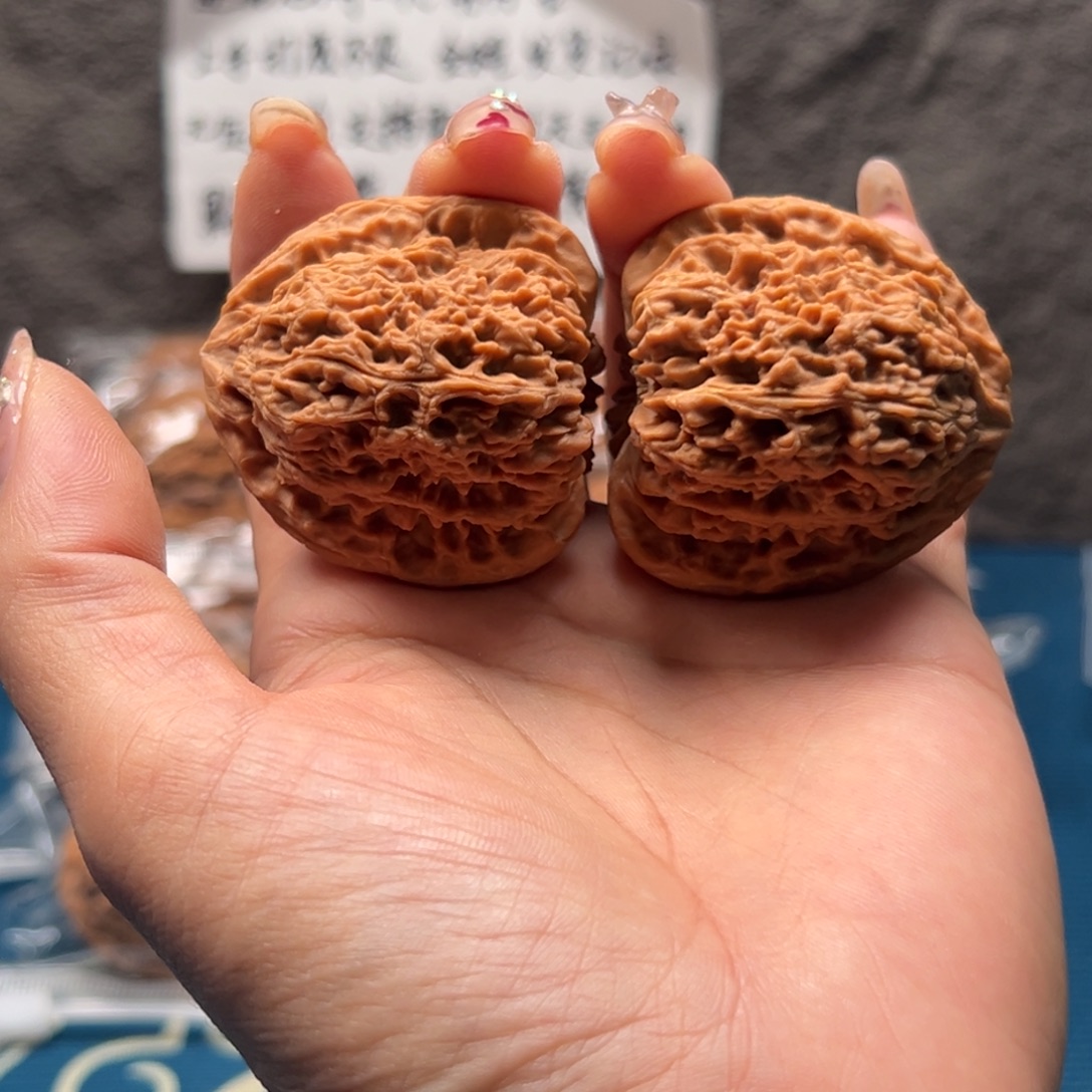 珍***人文玩核桃把件南疆42.5黄点