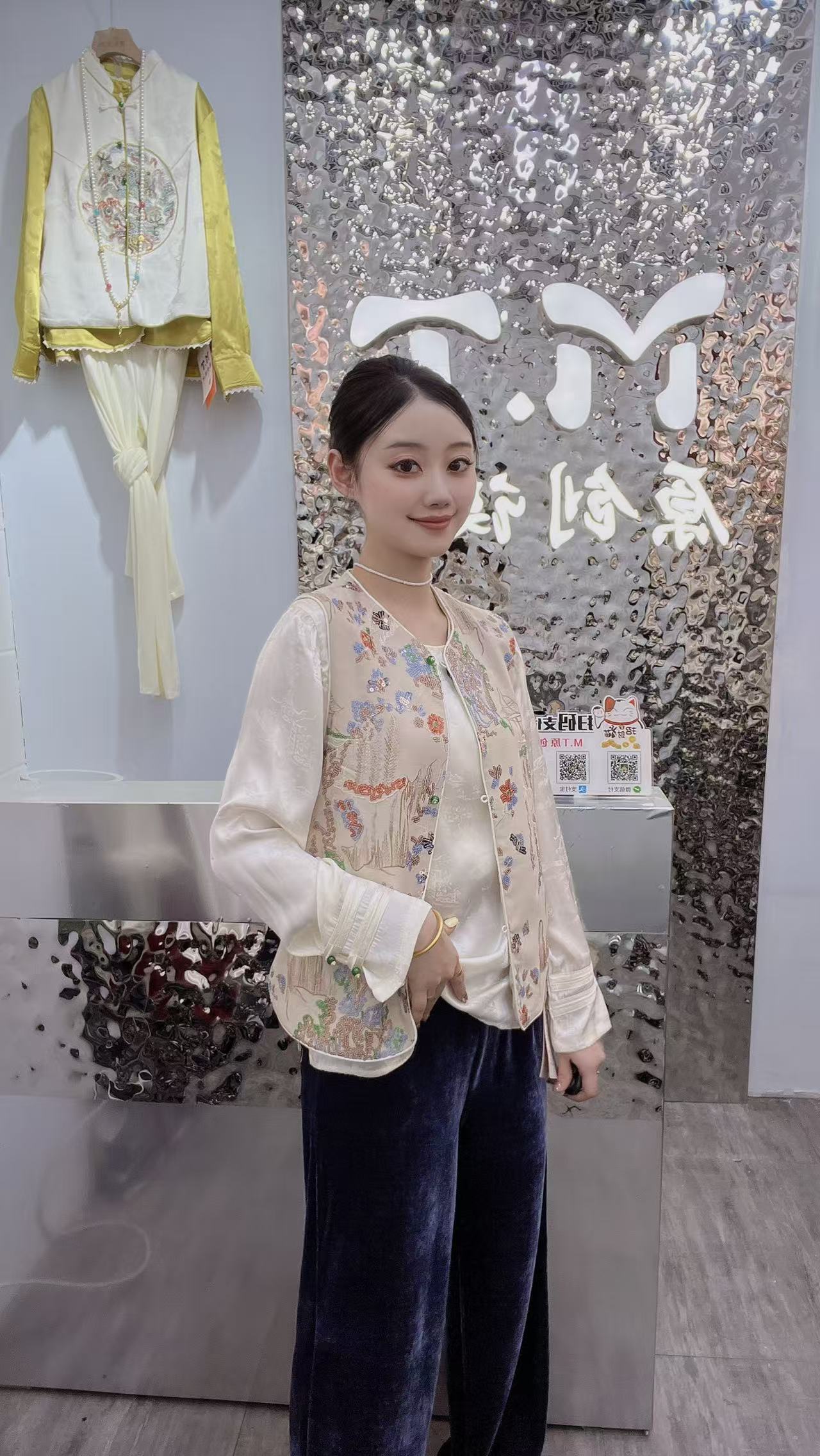 新中式国风刺绣马甲背心女秋装新款国潮风圆领百搭复古盘扣上衣
