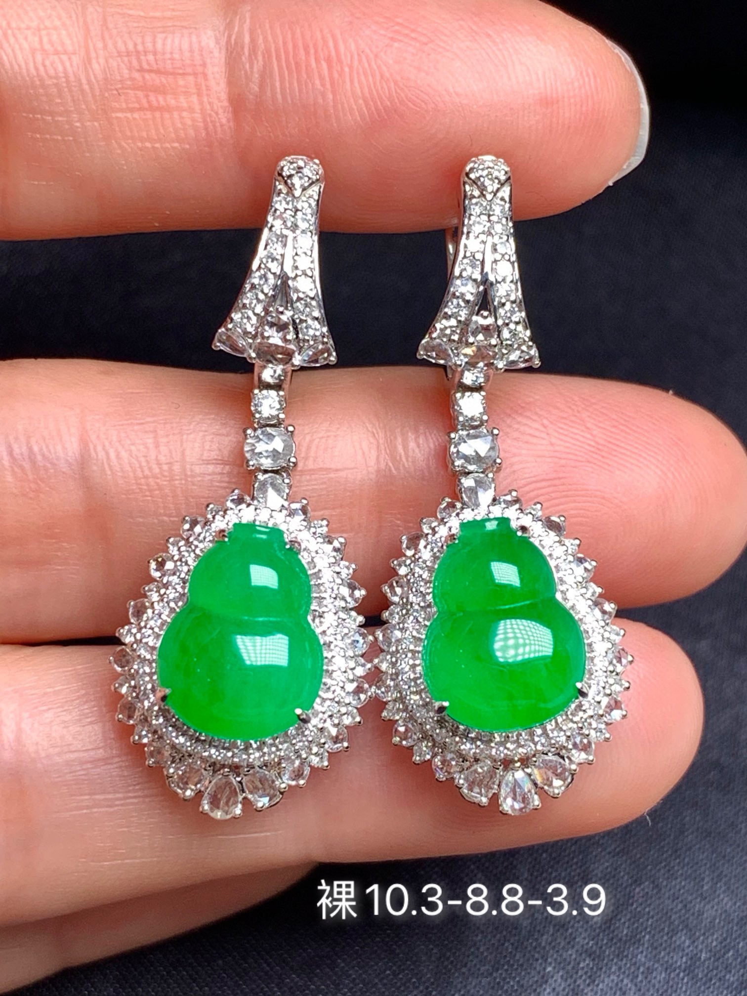 满绿葫芦翡翠耳坠 颜色阳 品质一流 圆润饱满 镶嵌精美 品相优雅