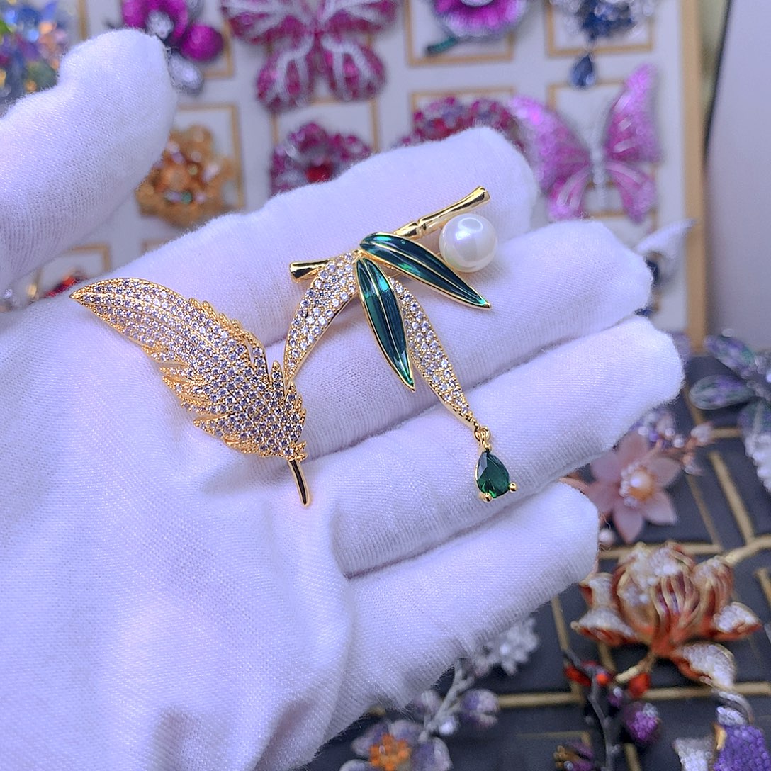 合成立方氧化锆铜胸针2个