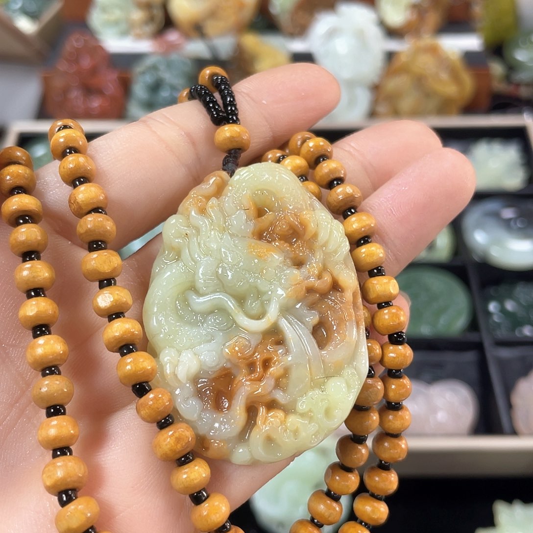 蛇纹石玉颈饰未镶嵌