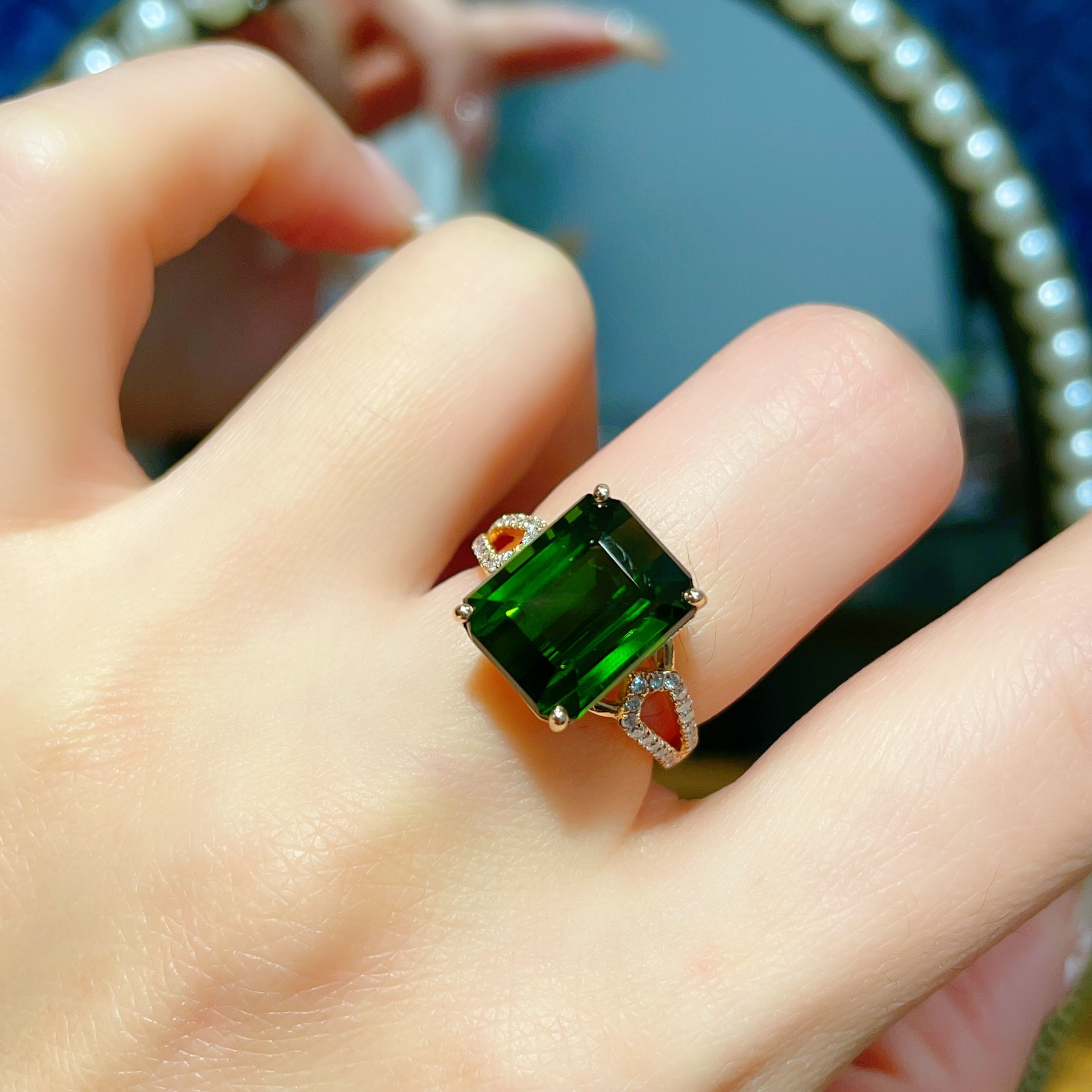 18k金绿碧玺戒指，主石8.6克拉