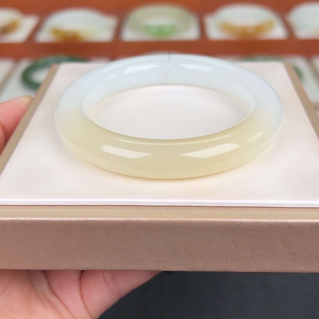 和田玉未镶嵌手镯粉糖白