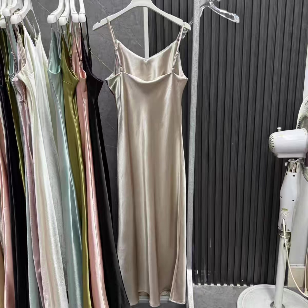 【彩焕】新中式国风新款缎面吊带连衣裙2025A0250炸炸蒂莎仓