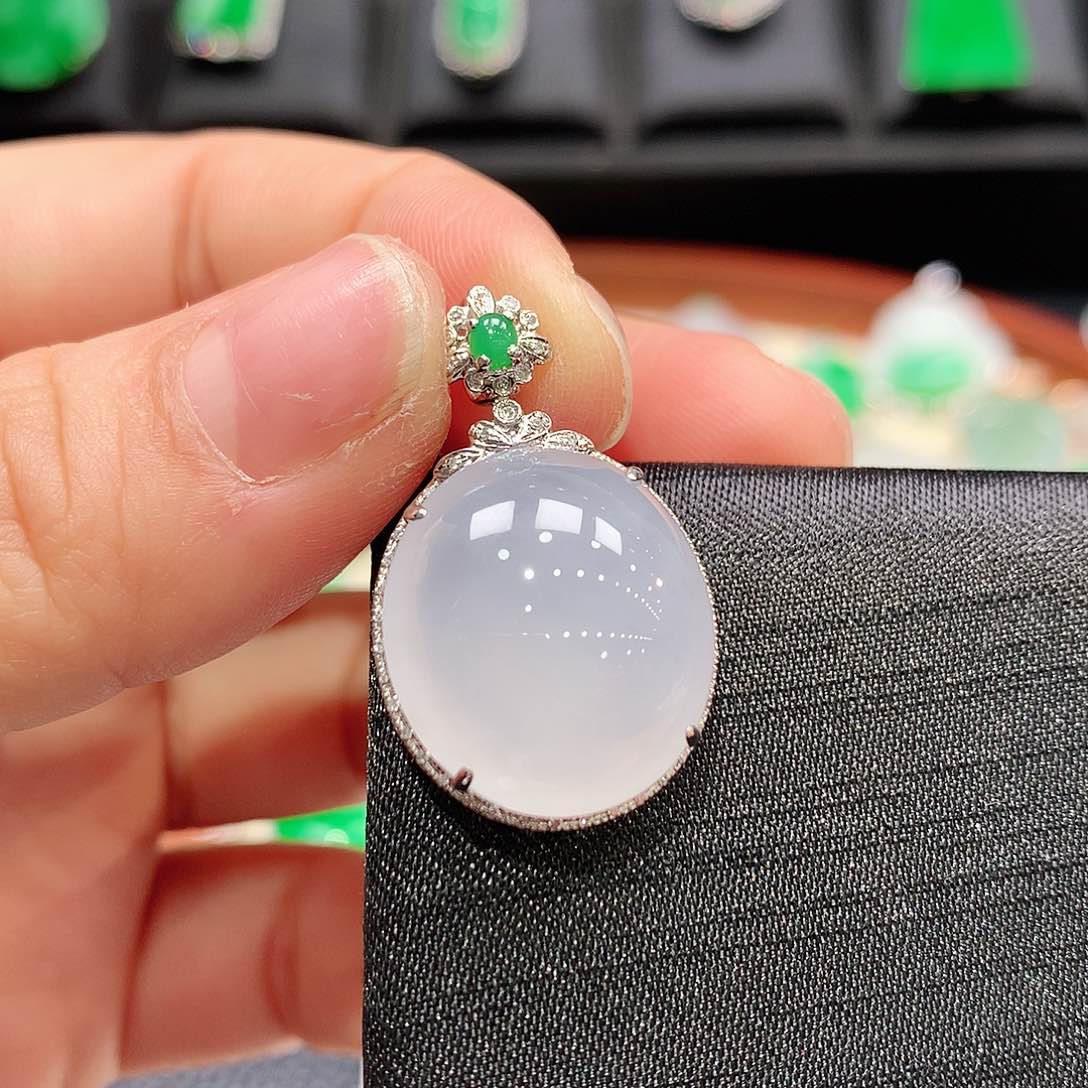 翡翠颈饰18K金镶嵌蛋面