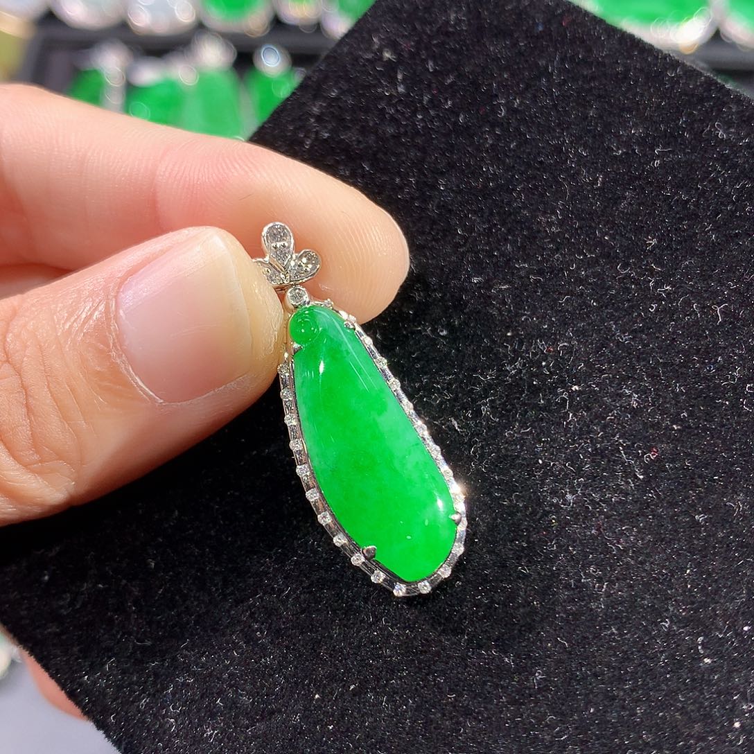 翡翠18K金镶嵌颈饰