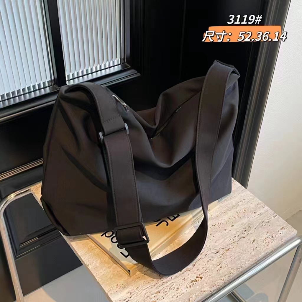 纯色拉链斜挎包运动百搭短途潮流