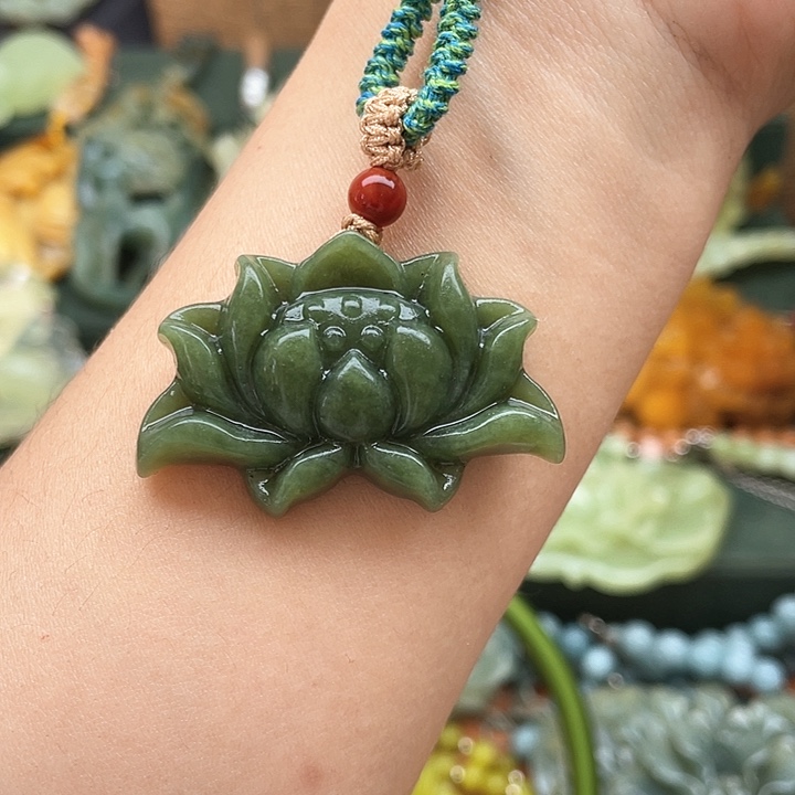 蛇纹石玉未镶嵌吊坠