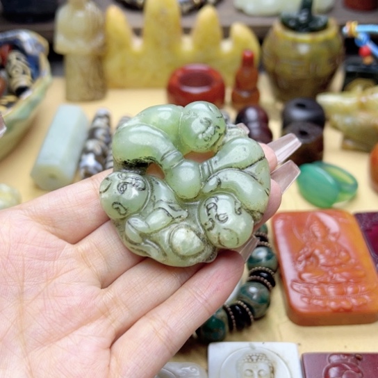 蛇纹石玉未镶嵌颈饰