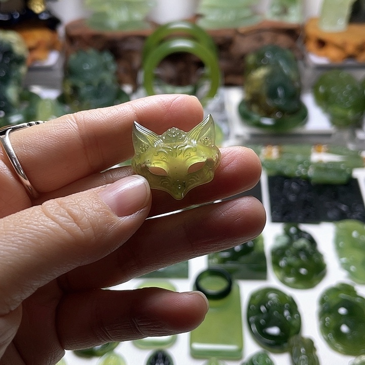 蛇纹石玉颈饰未镶嵌