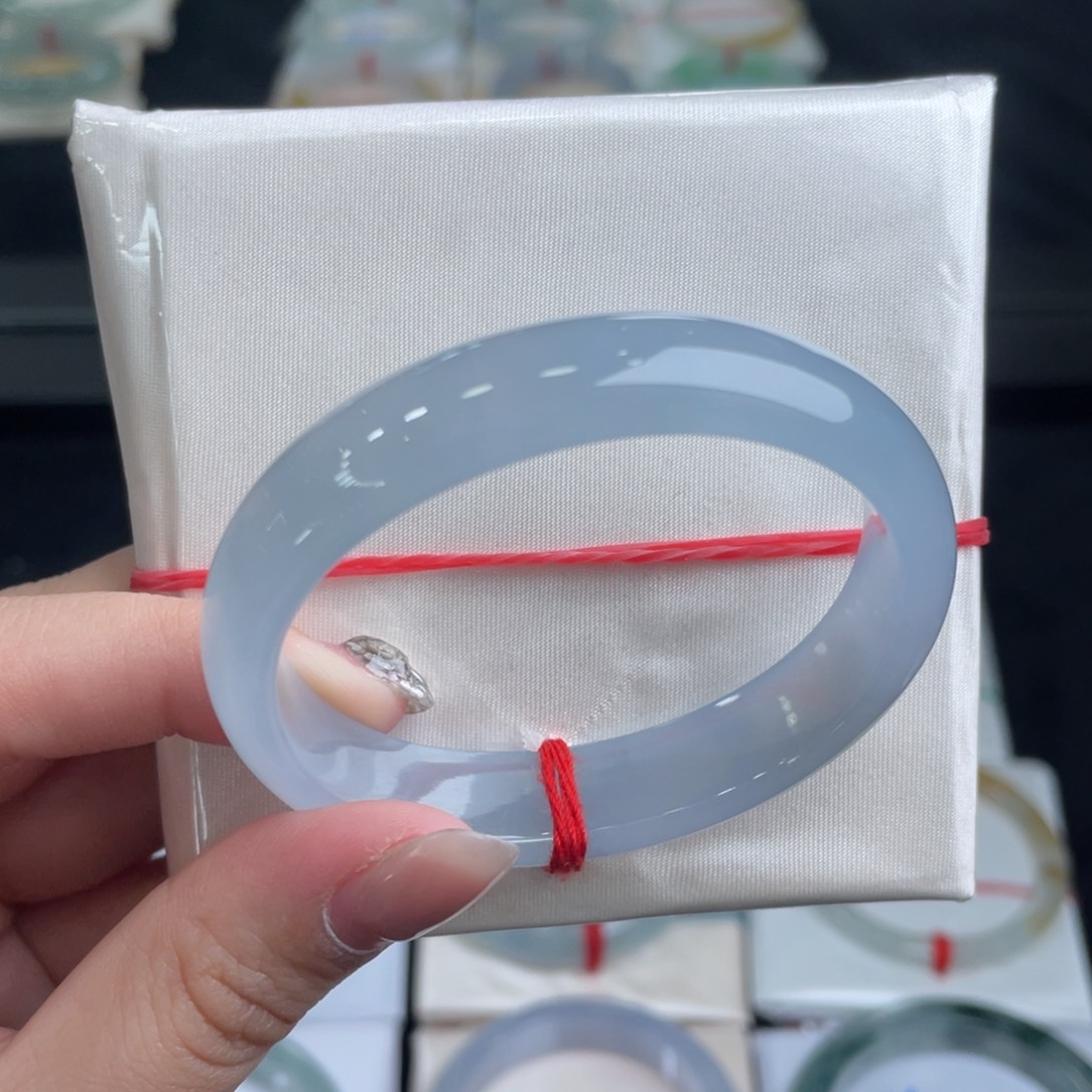 翡翠手镯未镶嵌翡翠