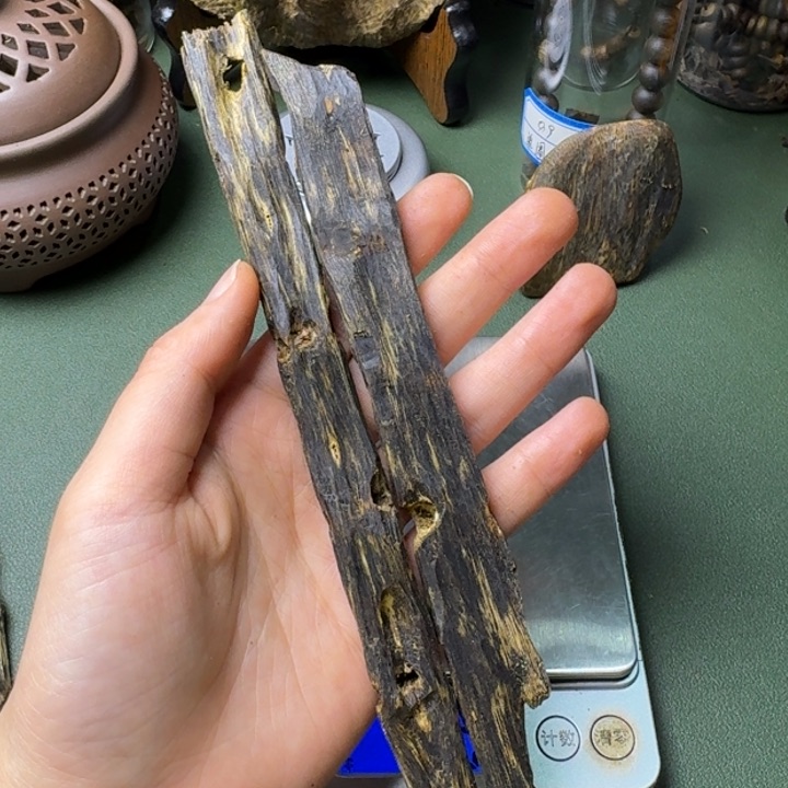 沉香手把件海南乌身圆叶树心油老料24克