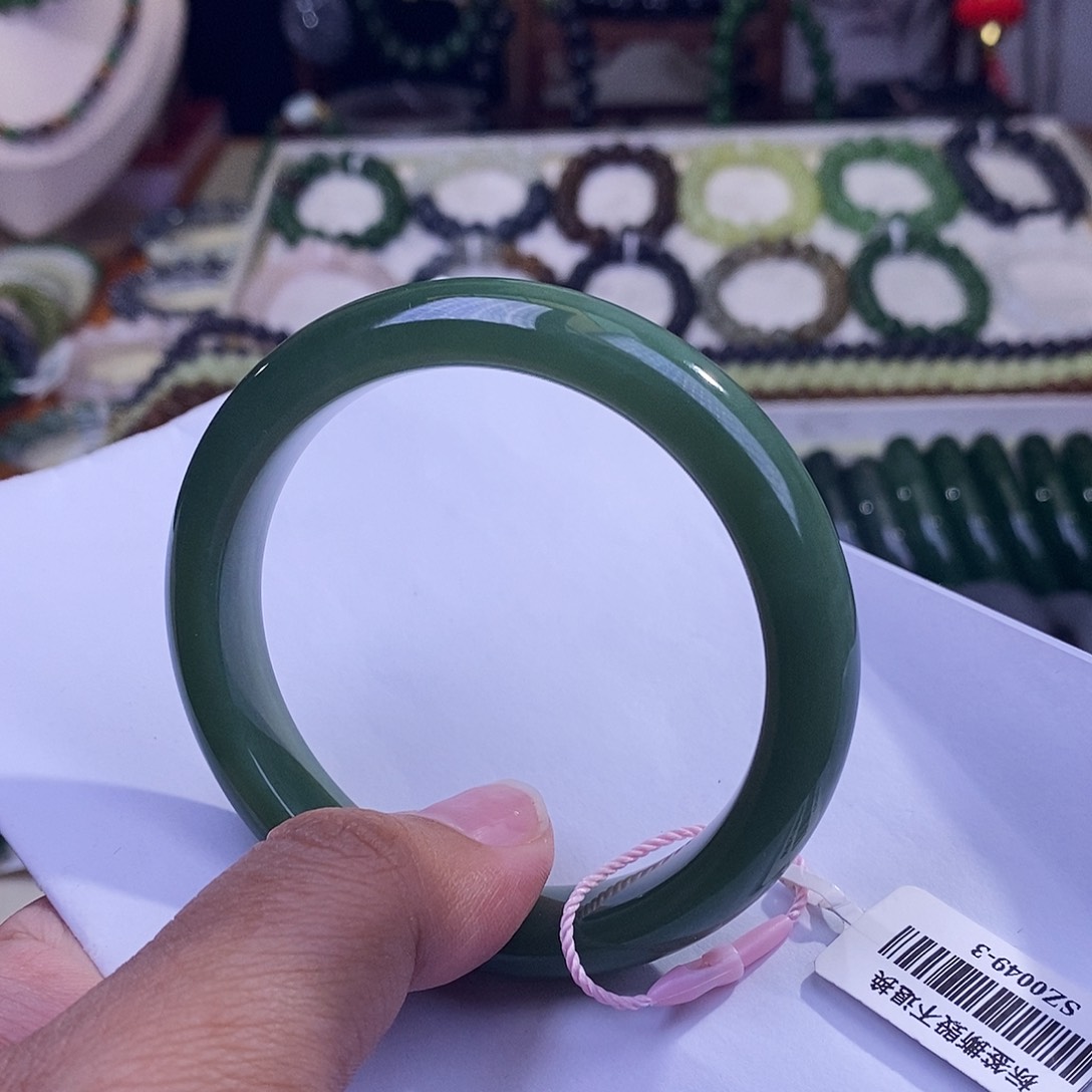 颈饰未镶嵌和田玉58碧玉老矿料冰底猫眼阳绿手镯