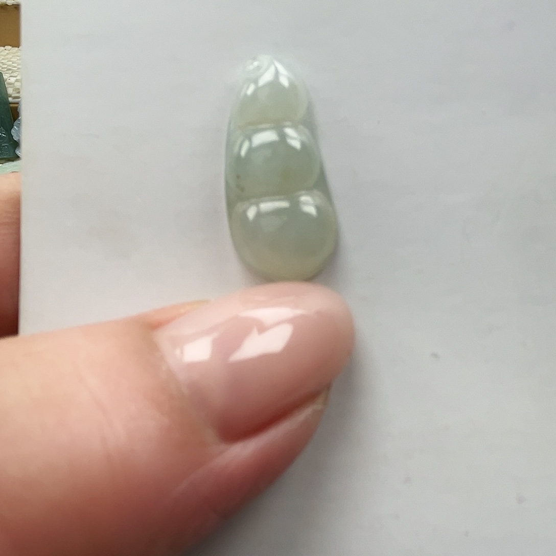 翡翠未镶嵌颈饰豆子