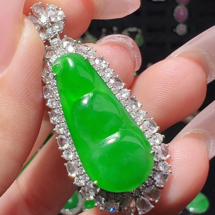 翡翠吊坠(不含链)18K金镶嵌福豆