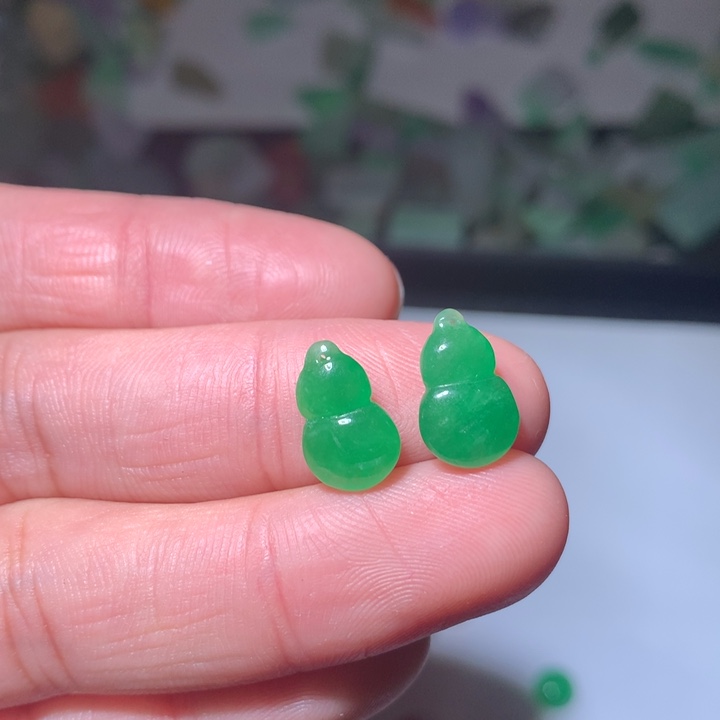 张***，翡翠未镶嵌颈饰挂件