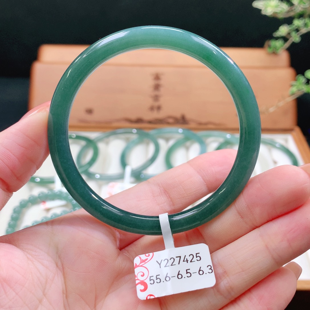 翡翠手镯未镶嵌天然