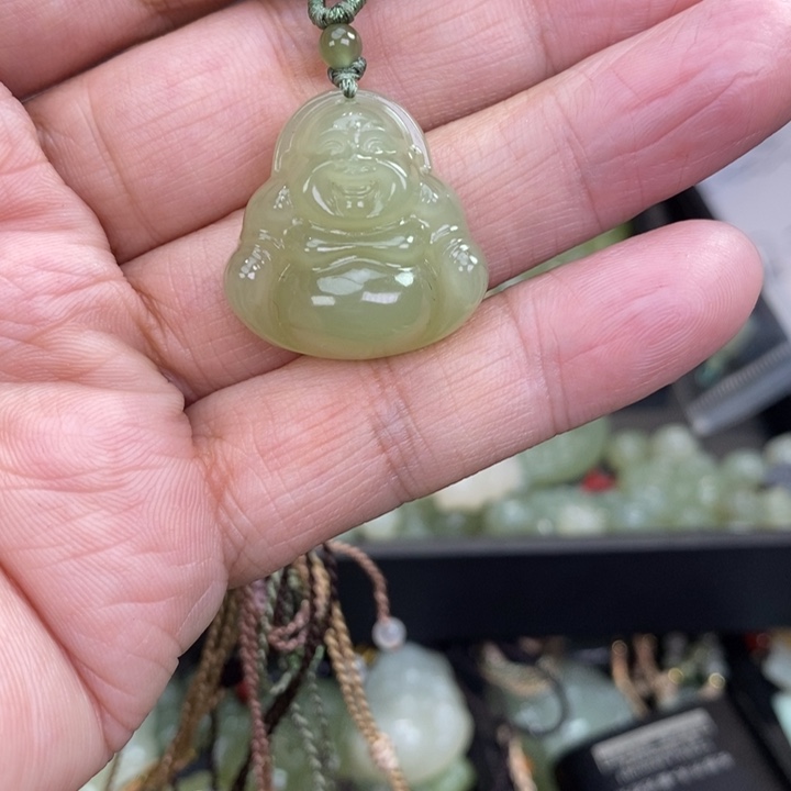 和田玉颈饰未镶嵌简***：