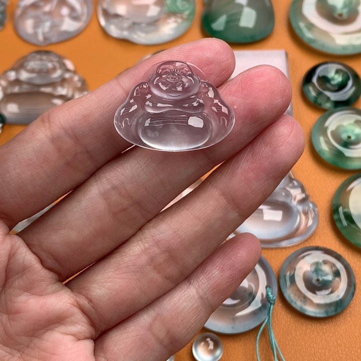 翡翠挂件未镶嵌….