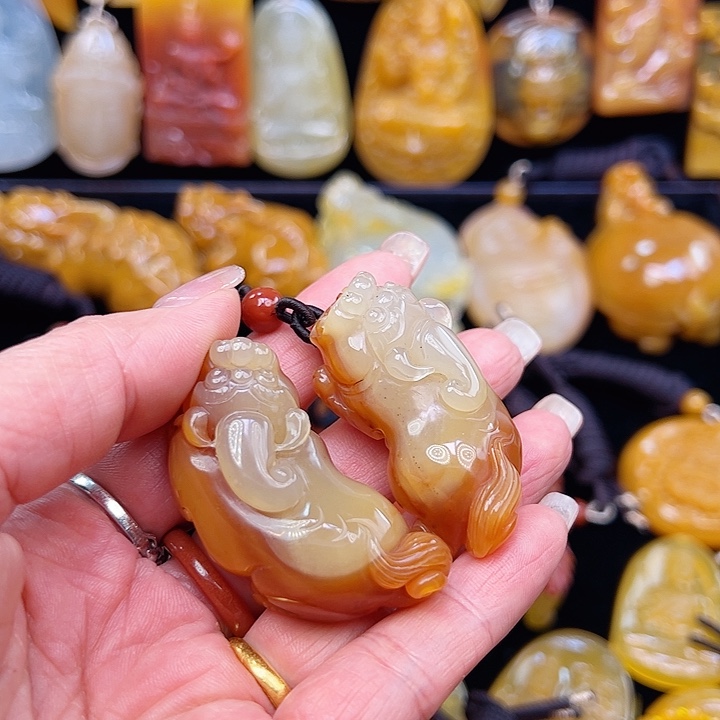 ****後石英质玉（黄龙玉）合金颈饰