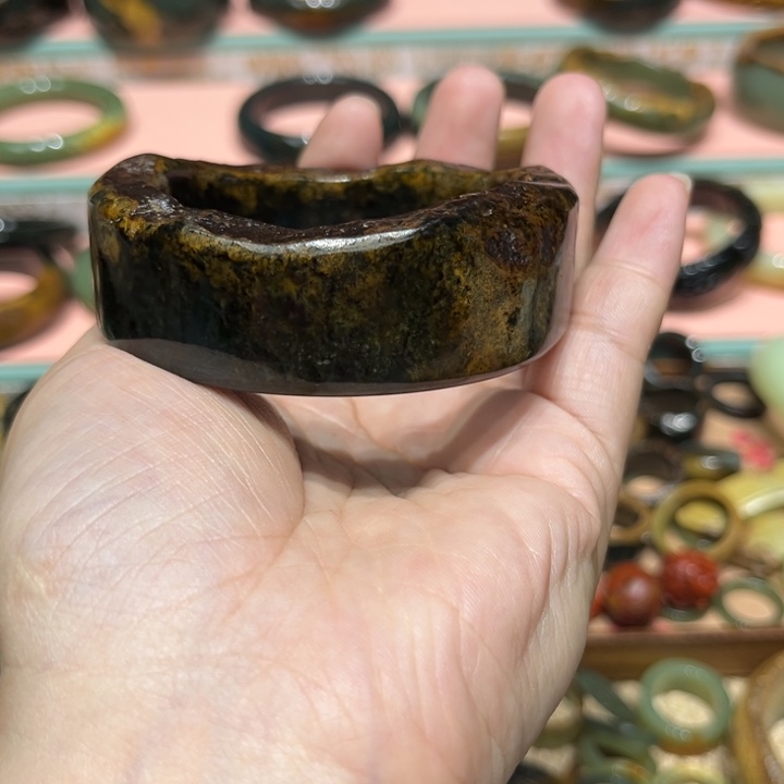 ****丹岫岩河磨玉（透闪石质玉）未镶嵌手镯