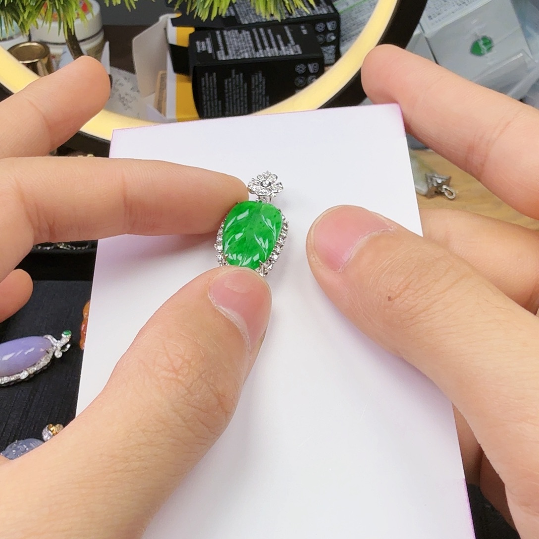 翡翠颈饰18K金镶嵌果*一件