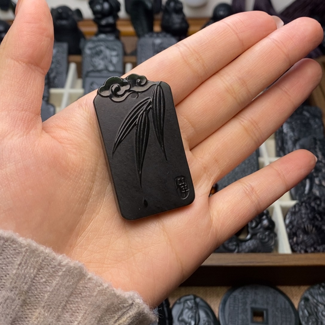 向***山和田玉未镶嵌颈饰