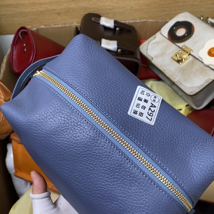 金***客头层牛皮瑕疵大号化妆包