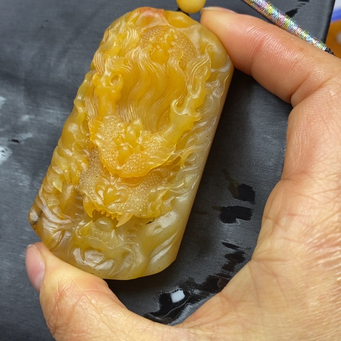 石英质玉（黄龙玉）颈饰未镶嵌