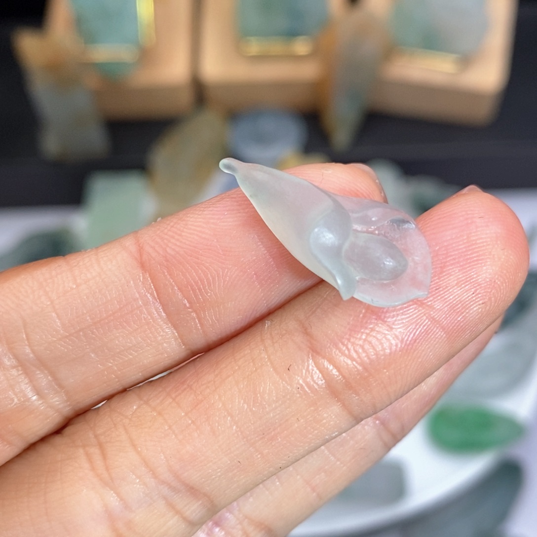 定制翡翠未镶嵌玉兰花