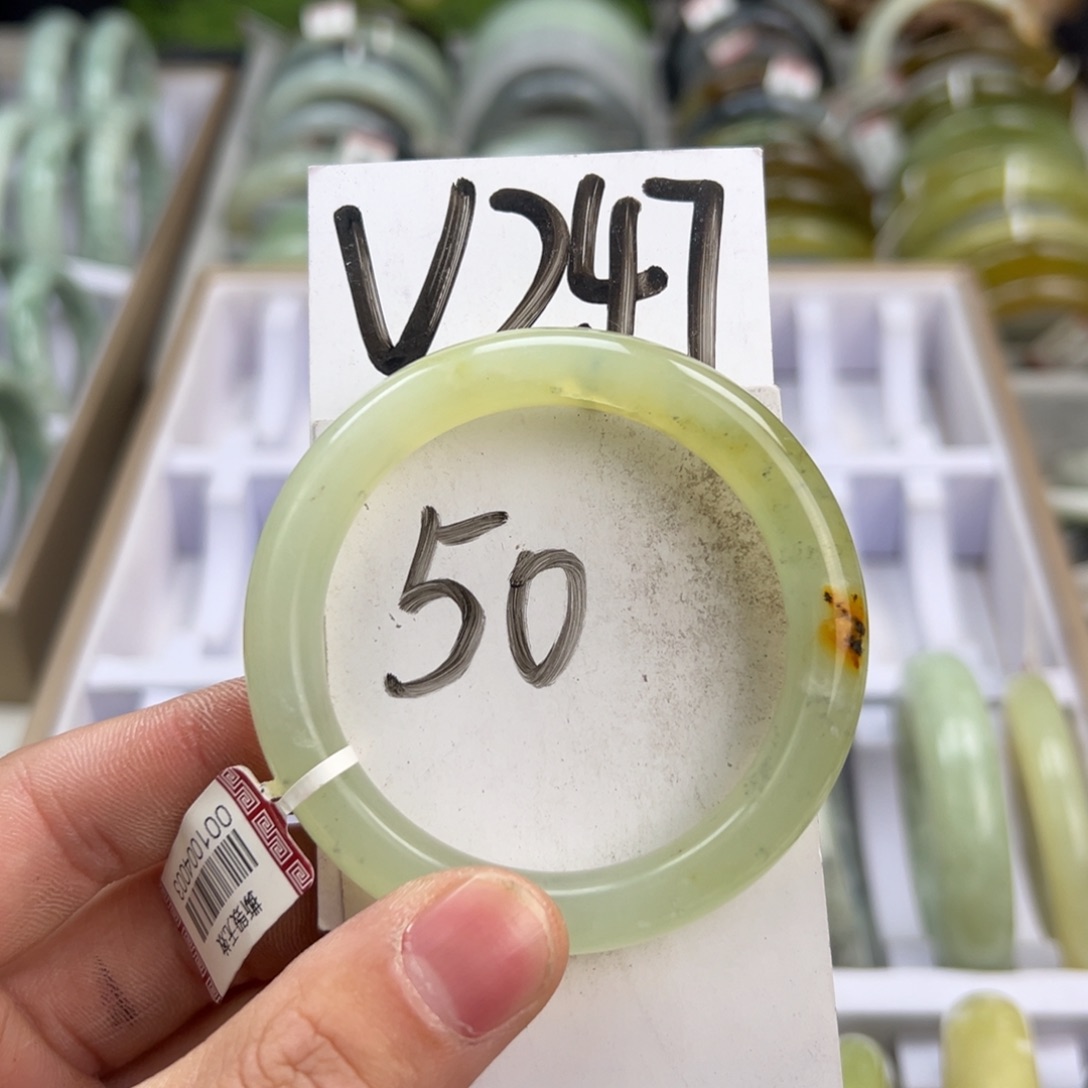 岫玉手镯未镶嵌天然岫玉微瑕，可以正常佩戴