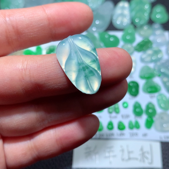 翡翠颈饰未镶嵌天然翡翠叶子