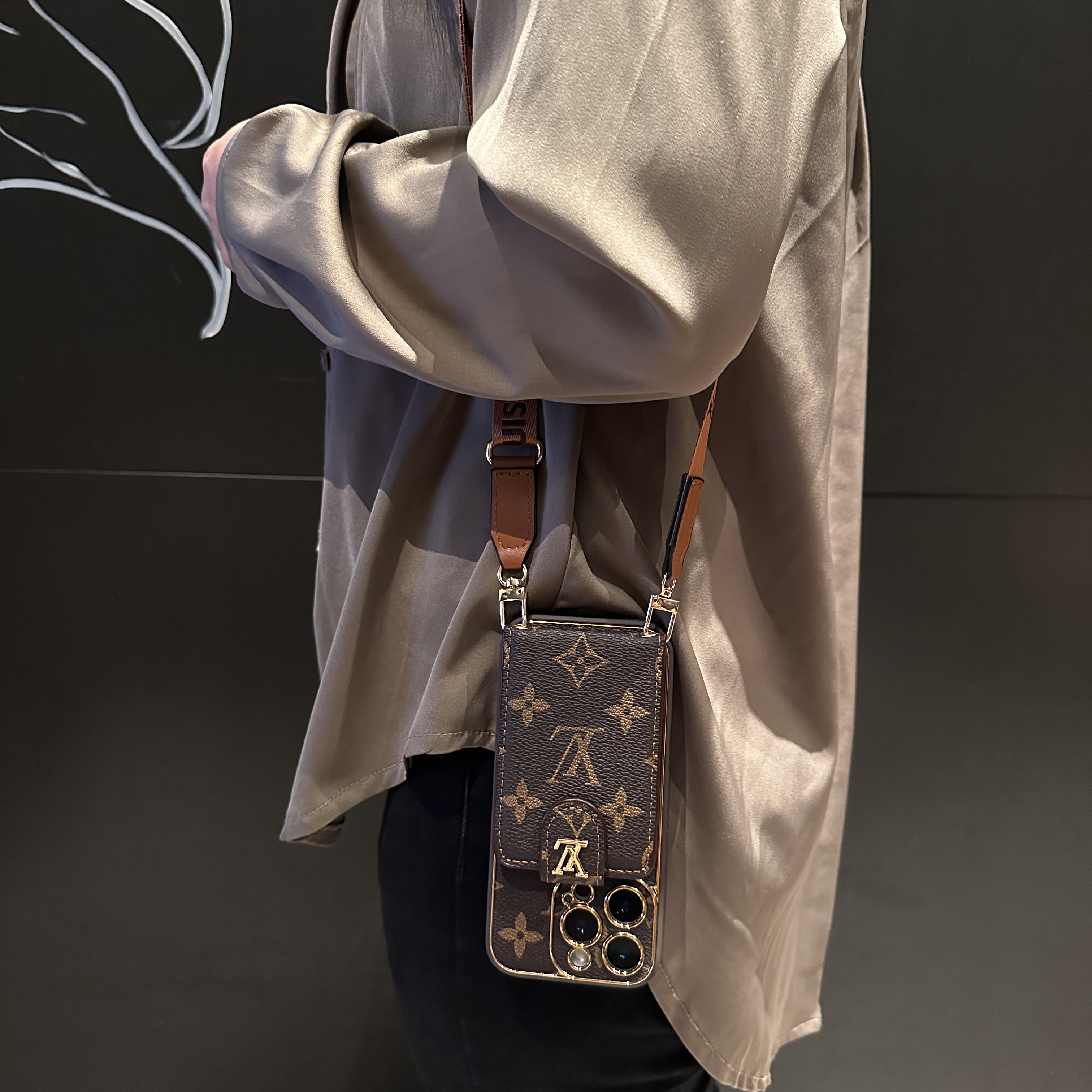 奢华斜跨卡包适用苹果16ProMax手机壳高级感电镀全包防摔13/14/15