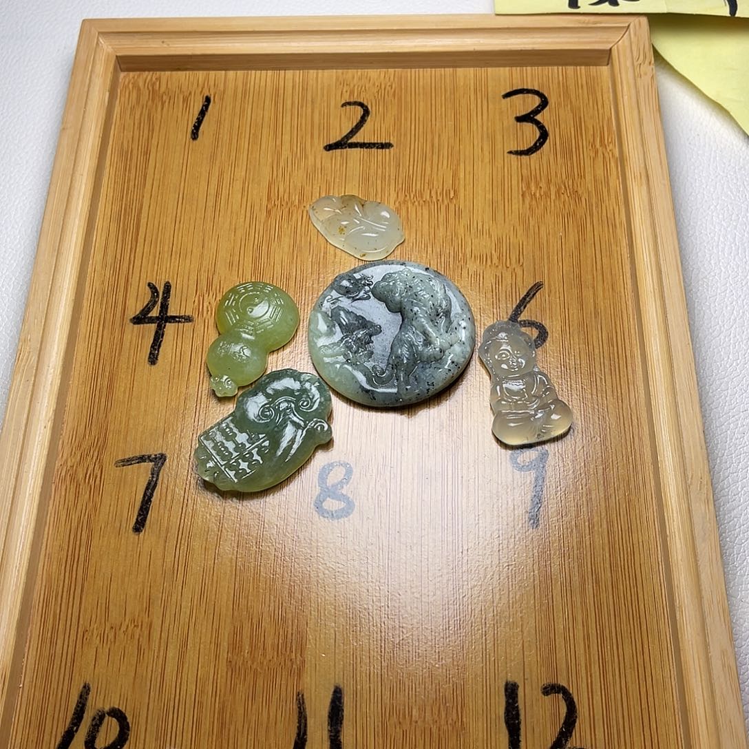 冰***蝶蛇纹石玉未镶嵌颈饰