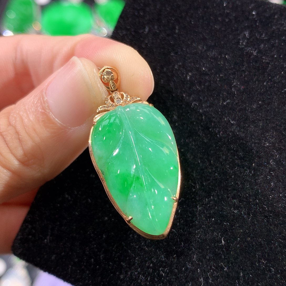 翡翠18K金镶嵌颈饰