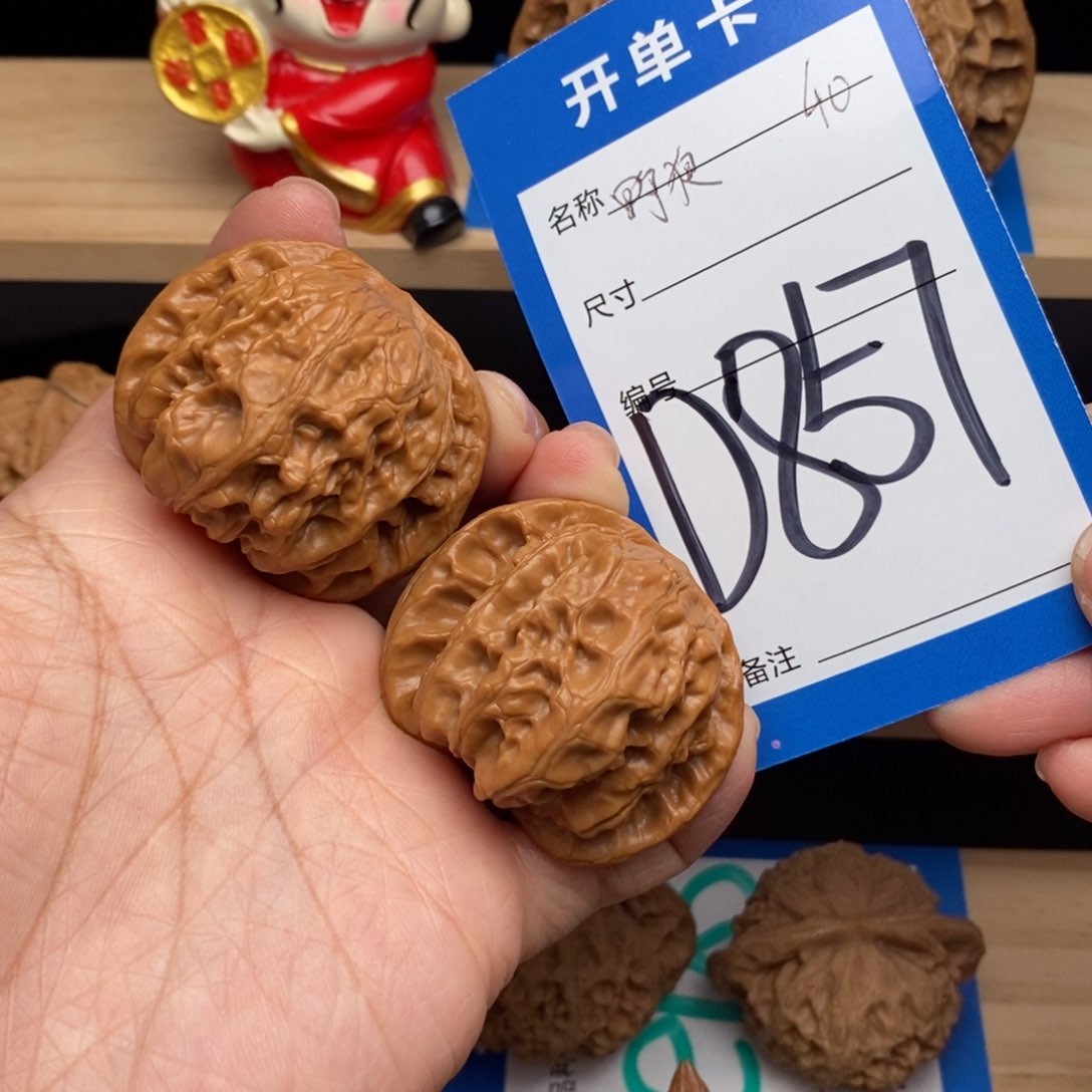 文玩核桃吊坠野狼核桃