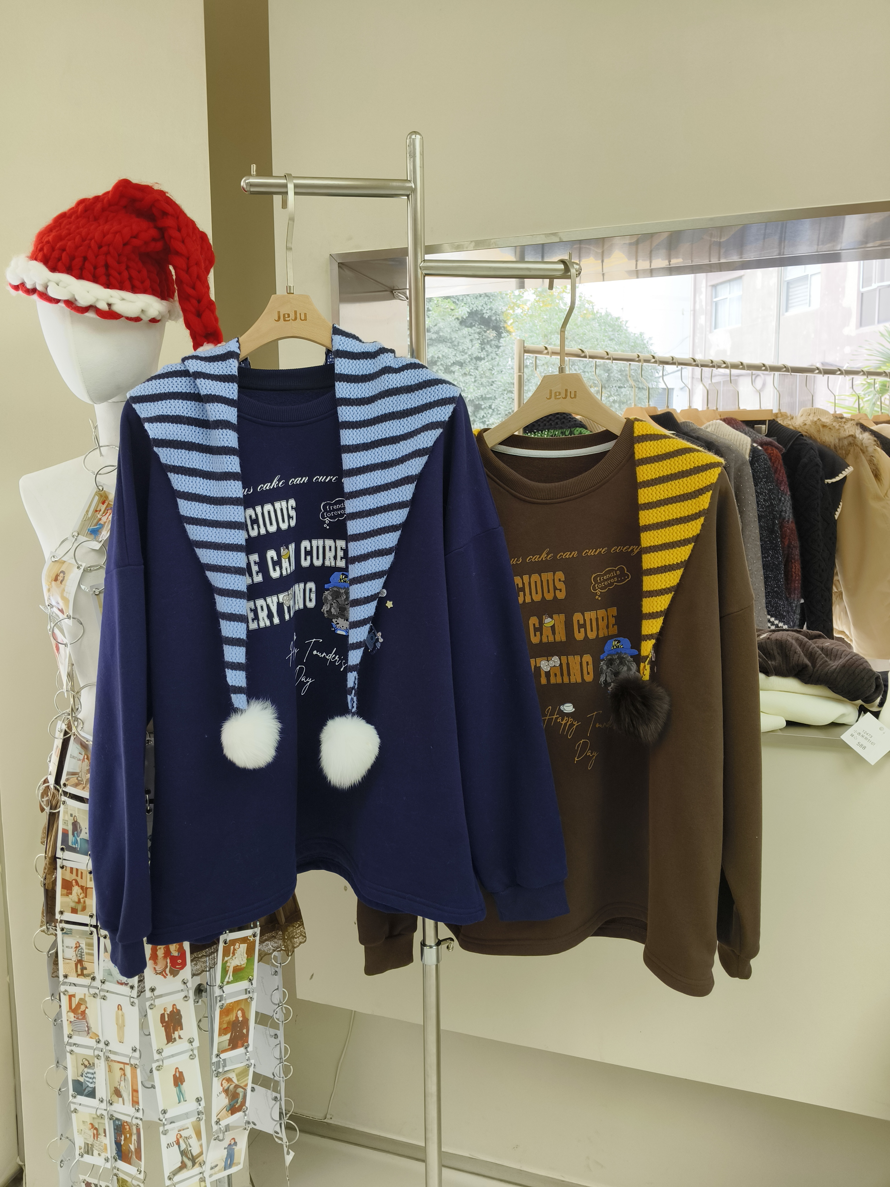 【济州岛】秋冬新款百搭条纹毛球披肩字母小狗印花卫衣