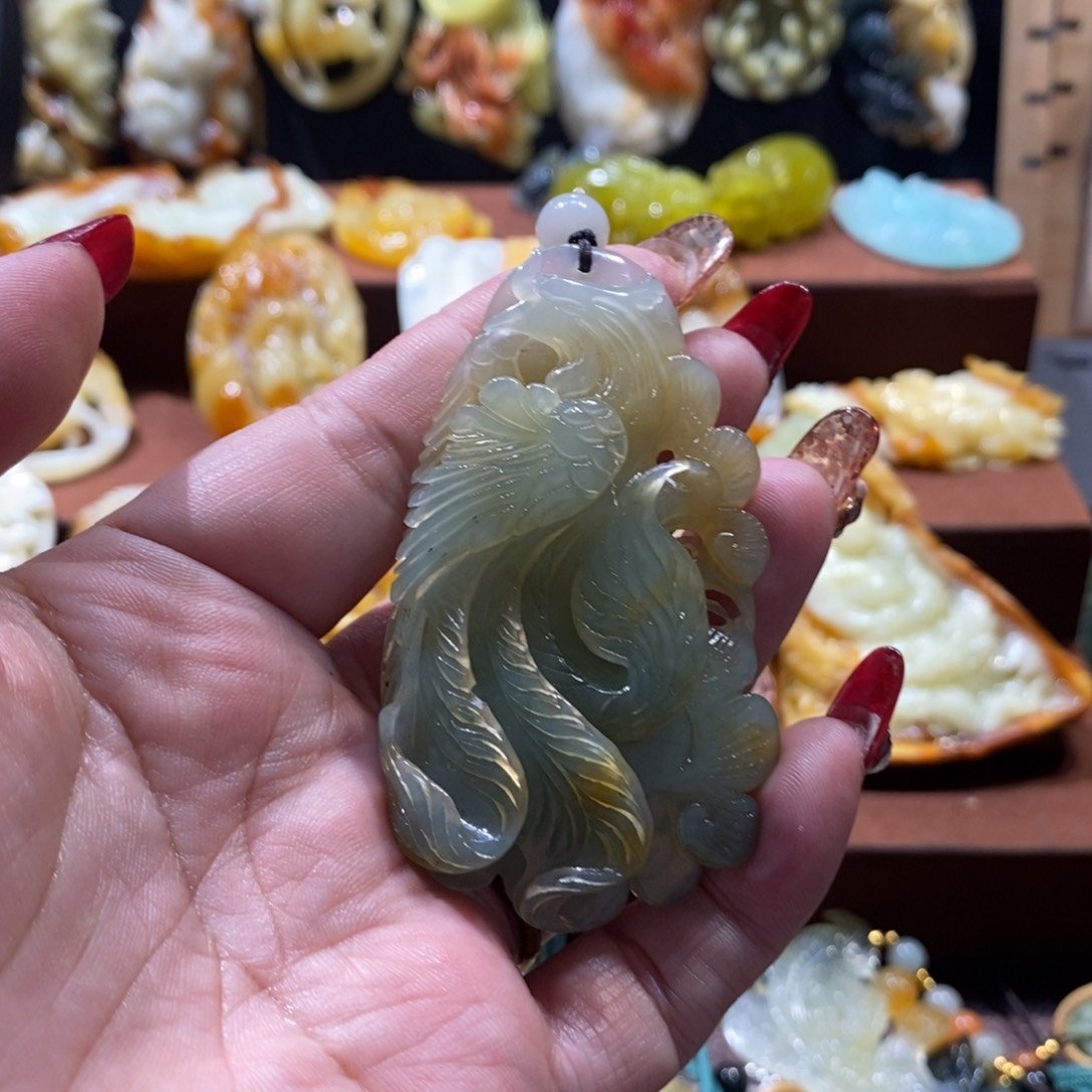 蛇纹石玉颈饰未镶嵌