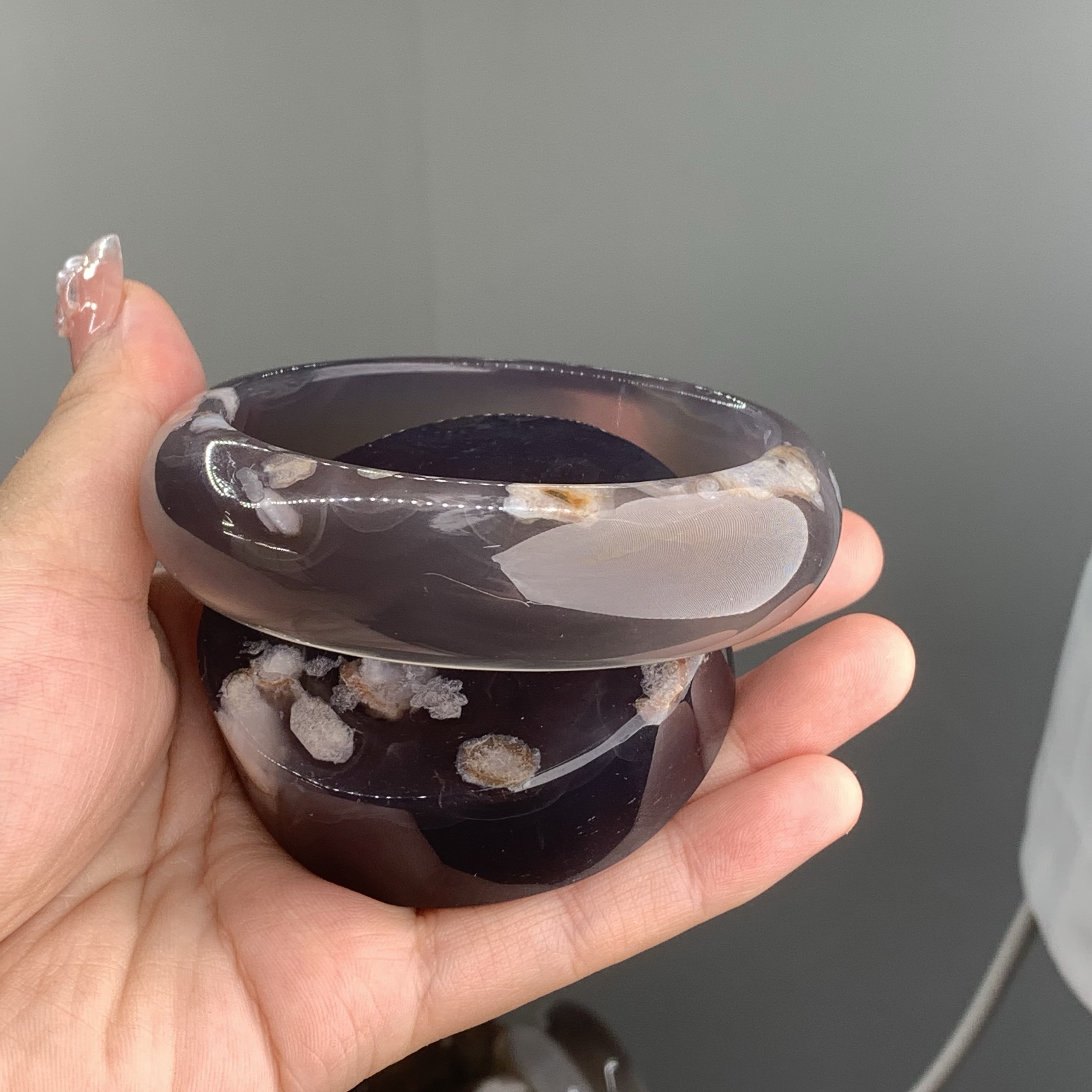 60.2 | 黑冰大宽少花非常冰透正圈樱花玛瑙手镯宽镯，一处矿皮修