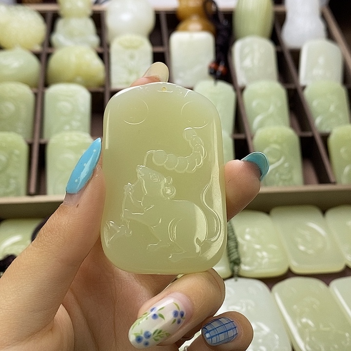 昆仑石双面守护鼠