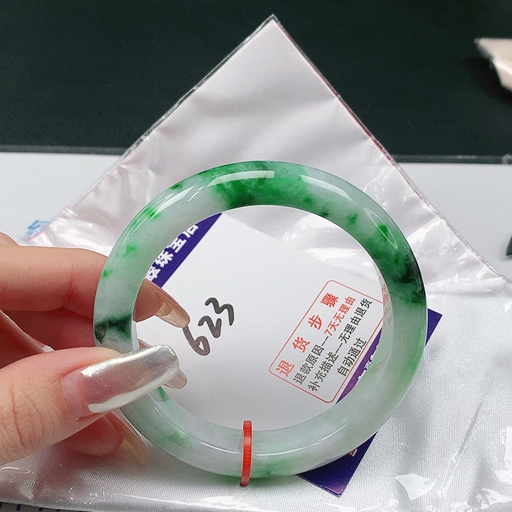 翡翠手镯未镶嵌翡翠手镯