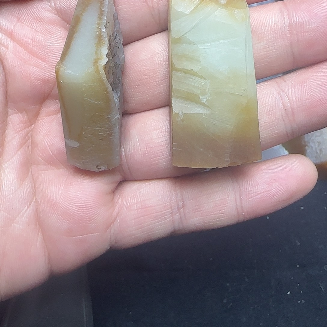 指***若和田玉未镶嵌珠宝奇石