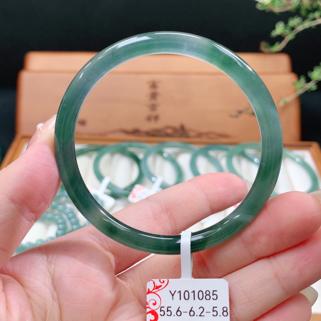 翡翠手镯未镶嵌天然