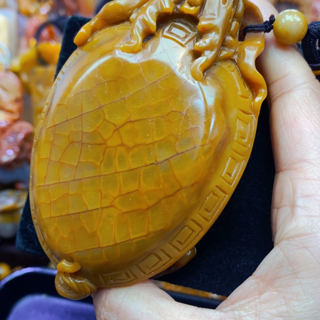 未镶嵌石英质玉（黄龙玉）颈饰