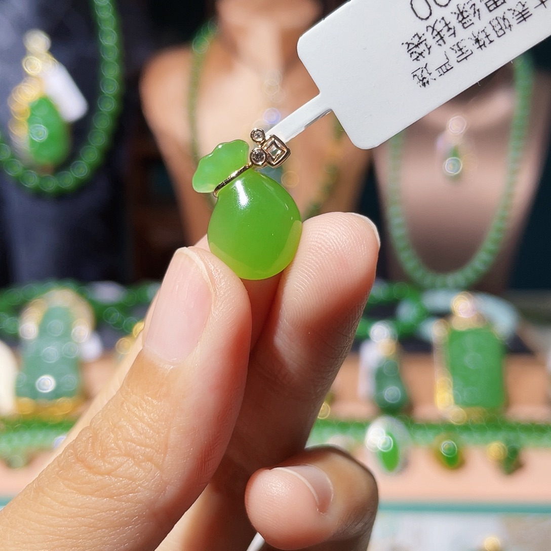颈饰18K金镶嵌和田玉（碧玉）