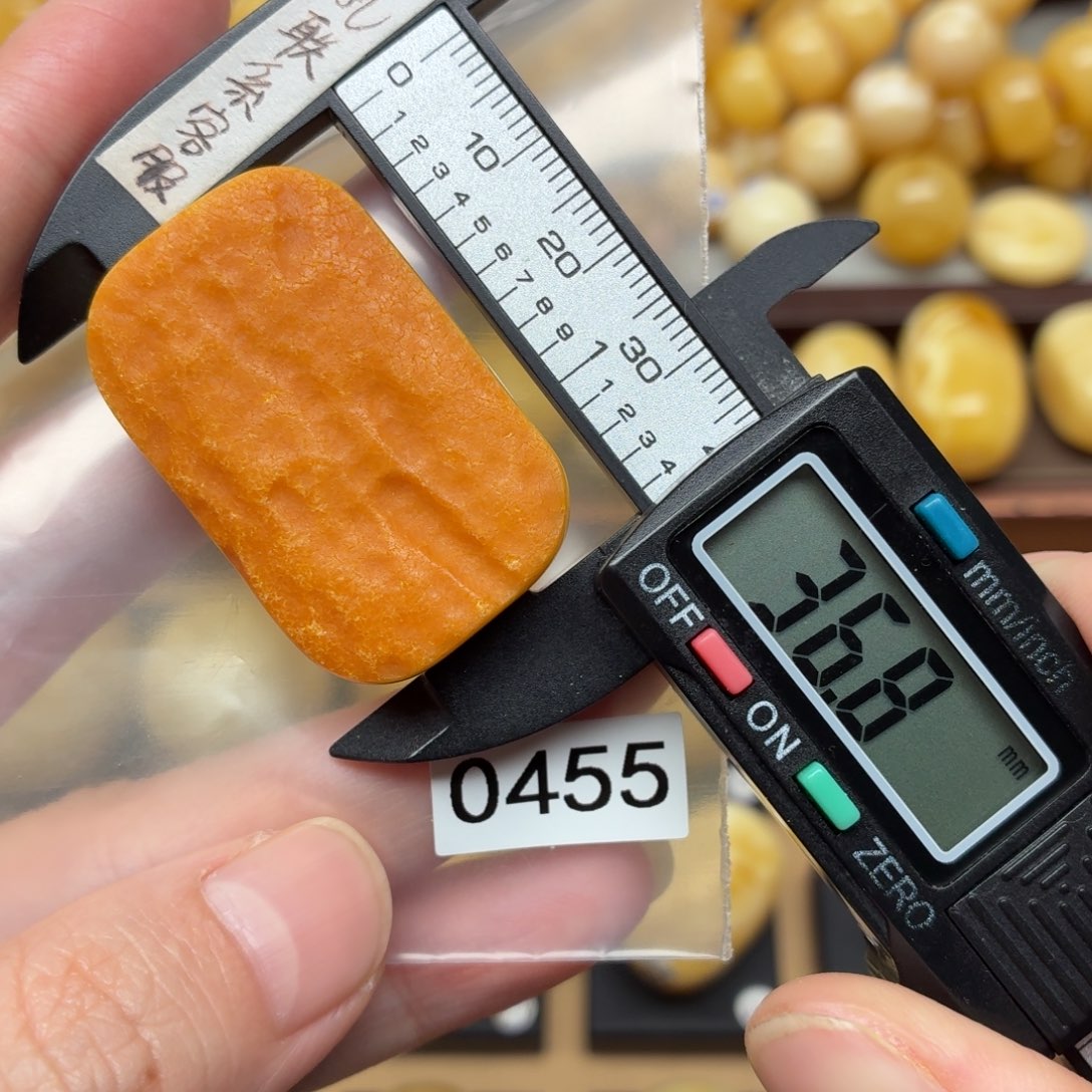 琥珀未镶嵌裸石蜜蜡浓白蜡双面原皮牌子