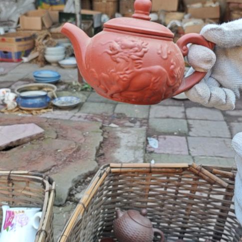 库存微瑕紫砂壶一个