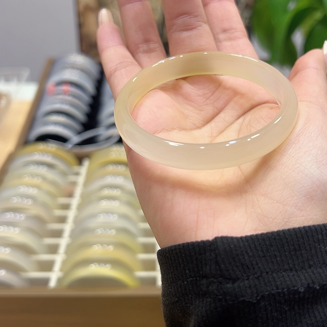 小****玛瑙/玉髓未镶嵌手镯